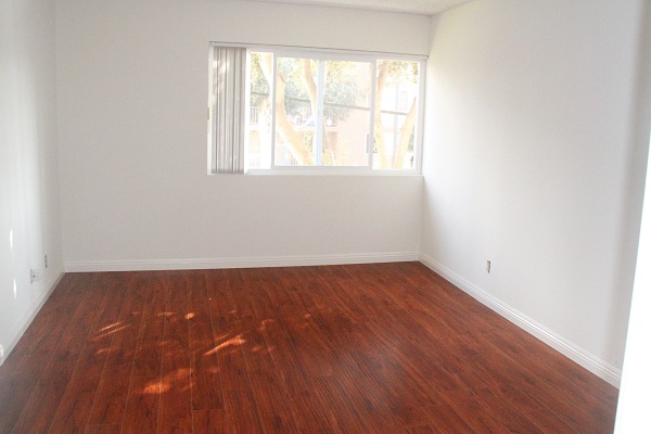 Large Bedroom with Hardwood Floor and Large Mirrored Closet