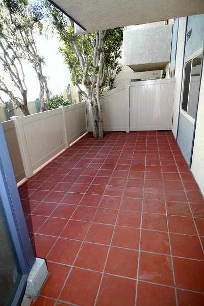 Huge (250 sf) fenced yard off living room 